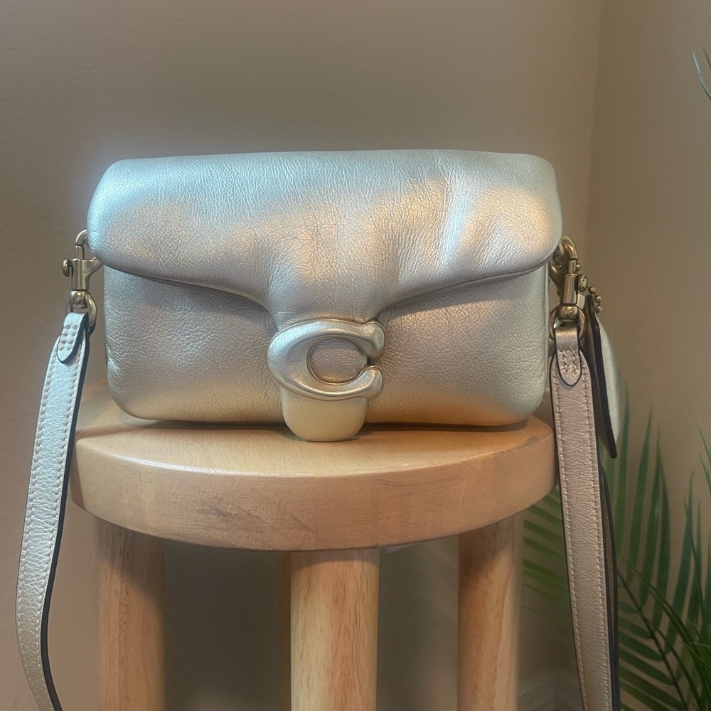 Coach pillow tabby 18 gold